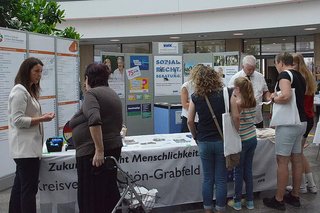 viele Menschen am Stand