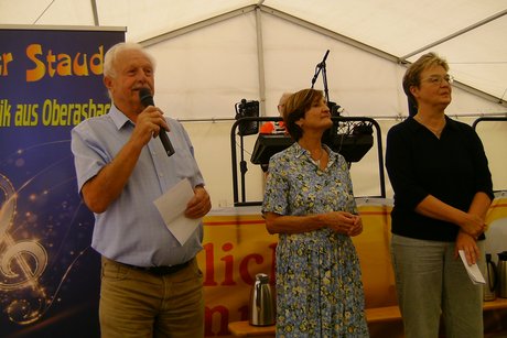 Begrüßung von links: Walter Hartmann, VdK-Vorsitzender; Gisela Steiner, AWO-Seniorenclub-Vorsitzende und Birgit Höfling, AWO-Vorsitzende