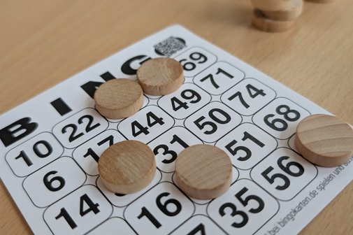 Bingo Spielfeld mit Spielsteinen