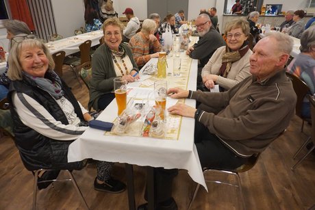 Teilnehmer*innen bei der Adventsfeier