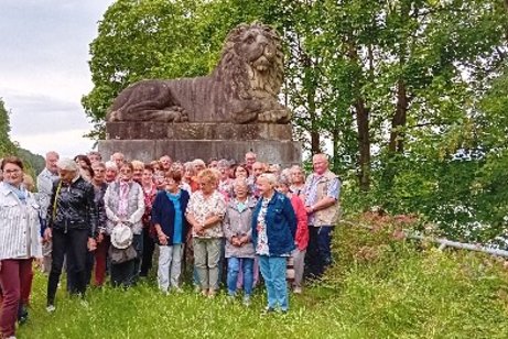Gruppenfoto vorm L&ouml;wendenkmal