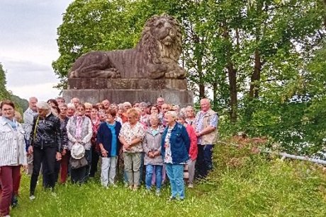 Gruppenfoto vorm Löwendenkmal