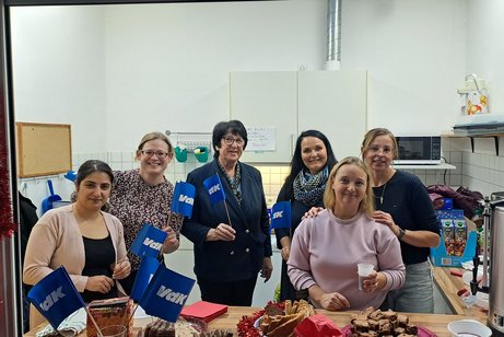 Rektorin Alexandra Schuster-Grill (3. von rechts), VdK- Ortsvorsitzenden und Vertreterin der Frauen im Kreisverband Erika Krautner (3. von links) Rektorin Alexandra Schuster-Grill (3. von rechts), VdK- Ortsvorsitzenden und Vertreterin der Frauen im Kreisverband Erika Krautner (3. von links)