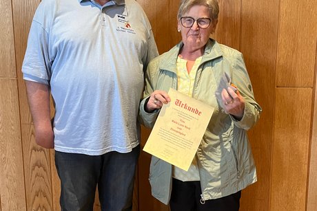 Frau Niedt mit Ihrer Urkunde und dem 1. Vorsitzendem Michael Gerlach