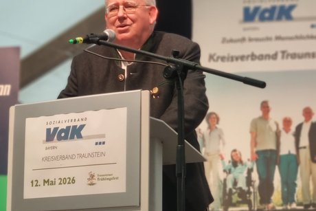 VdK-Kreisvorsitzender Franz Heuberger begr&uuml;&szlig;te die G&auml;ste im Festzelt