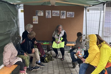 Die Märchenerzählerin in ihrem Element Märchenerzählerin Sandra Klopf mit vielen Kindern im Zelt