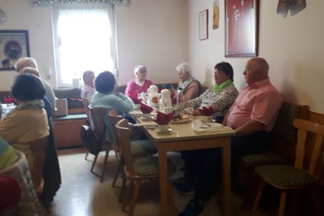 An mehreren Tischen saßen die Gäste der Muttertagsfeier zusammen