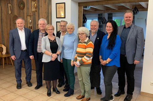 Neuwahlen beim VdK in Garham mit (v.l.) Kreisvorsitzendem Willi Wagenpfeil, J&uuml;rgen Blaschko,Vorsitzender Rosina Volkmer, Bernhard Stra&szlig;l, Weneda Fonfara, Annemarie Hanglberger-Schnall, Alois Kapfhammer, Simone Stra&szlig;l, Josef Kufner.