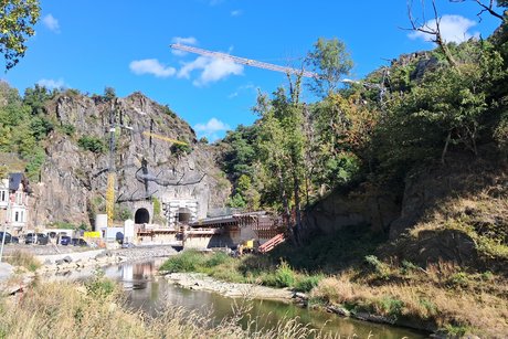 Blick über die Ahr an den Ortsrand mit der DB-Baustelle und den Tunneln