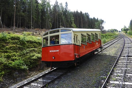 Begegnung mit dem abwärtsfahrenden Wagen Wagen der Thüringer Bergbahn