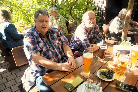 Teilnehmer beim Mittagessen im Landgasthof Taubertal