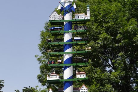 Maibaum vor dem Gasthaus zum Alten Wirt von Obermenzing. VdK