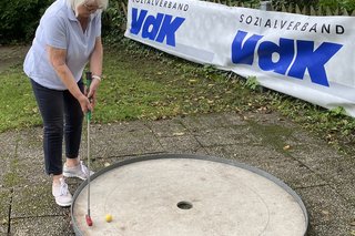 Mitglieder des VdK Planegg-Gräfelfing beim Minigolf