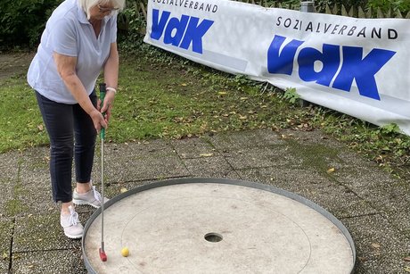 Mitglieder des VdK Planegg-Gräfelfing beim Minigolf