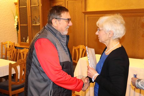 Das Foto zeigt den für 40 Jahre Treue zum VdK ausgezeichneten Alfred Gersch. Es gratuliert Monika Willner vom Vorstand des Ortsverbandes.