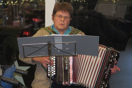 Martha Schweighart beim spielen mit der "Steirischen"