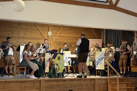 Die Blaskapelle, die Herrgottsbläser auf der Bühne