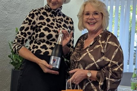 Jutta Streher, Vorst&auml;ndin des VdK Ursensollen, bedankt sich bei der Referentin Barbara Sporer f&uuml;r den sehr interessanten Vortrag mit einem Pr&auml;sent