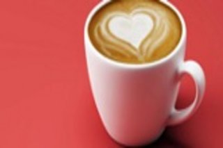 Weisse Kaffeetasse mit rotem Hintergrund