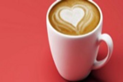 Kaffeetasse Weisse Kaffeetasse mit rotem Hintergrund