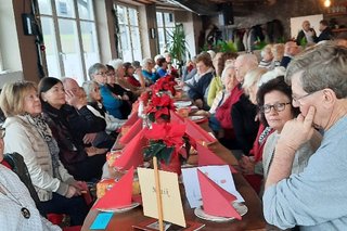 Mitglieder beim Singen der Weihnachtslieder