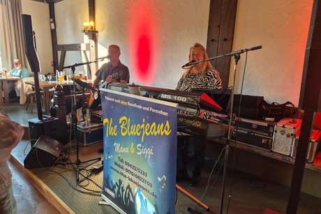 f&uuml;r die Stimmung sorgte die Band Blue-Jeans
