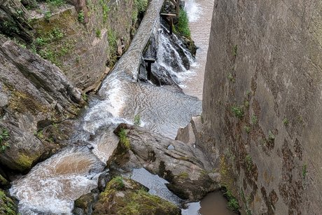 Ein Wasserfall mitten in der Stadt Ein Wasserfall mitten in der Stadt