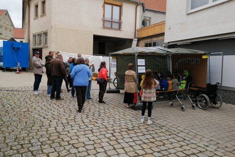 Ansammlung von Groß- und Klein am "Märchenzelt" Eltern und Kinder versammeln sich vor und im Märchenzelt
