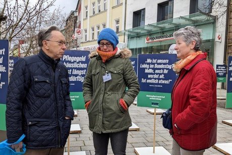 Abgebildet ist die Verwaltungsangestellte Marion Ziehr (Mitte) mit Passanten