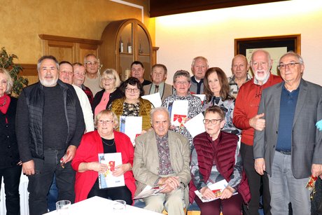 Auf dem Foto sind die geehrten Mitglieder 2026 f&uuml;r 25-j&auml;hrige Treue. Mit im Bild die Vorsitzende Monika Faber und ihre Stellvertreterin Uschi S&uuml;nkel.