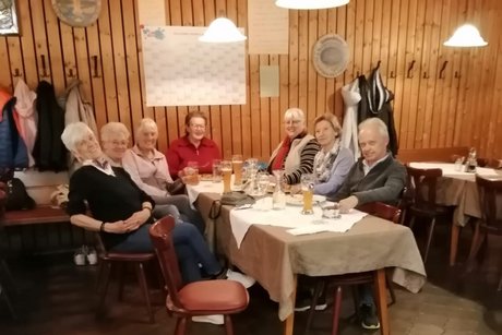 Immer wieder wechseln die Teilnehmer der Kegelrunde Sieben Mitglieder der Kegelrunde, die immer wieder wechselt, sitzen am Tisch