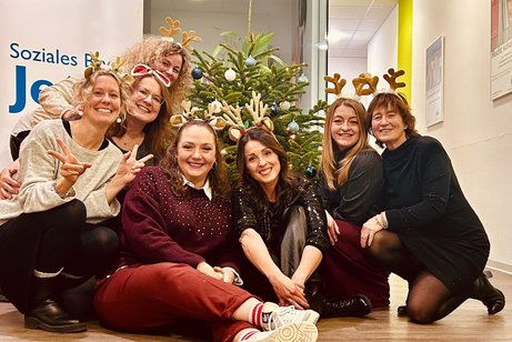 Mitarbeiter des VdK unter dem Weihnachtsbaum