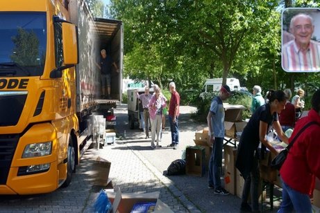 Archivbild - Rumänienhilfe Archivbild "Rumänienhilfe" - Dr. Herbert Schwarz mit seinen fleißigen Helfern