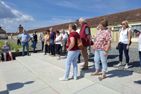 Besuchergruppe im Aussenbereich