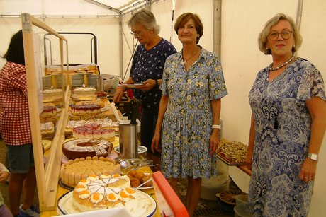 Die fleißigen Damen am Kuchenbüffet