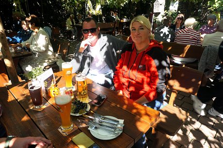 Teilnehmer beim Mittagessen im Landgasthof Taubertal