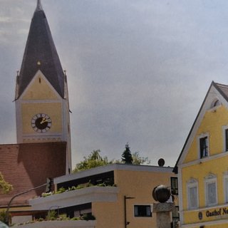 Kirche Sankt Katharina und Gasthof Neuwirt im Zentrum von Garching