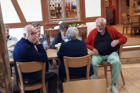 Gemütlich zusammen Kaffee trinken Die Ausflügler sitzen bei schöner Atmosphäre und einer Tasse Kaffee mit Kuchen zusammen