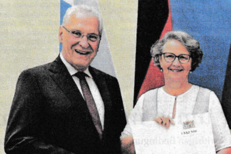 Innenminister Joachim Herrmann bei der Urkunden&uuml;bergabe an Heidi P&ouml;schl-Mitterpleininger