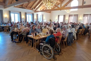 Foto aus dem Saal in der die Weihnachtsfeier stattfand mit den Besuchern