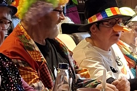 Ob der Clown wohl Appetit auf die Karottennase hat ? Ob der Clown wohl Appetit auf die Karottennase hat?