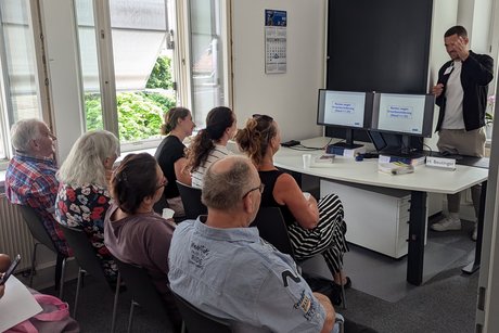 Informationsvortrag von Herrn Tobias Nelh&uuml;bel mit interessierten Zuh&ouml;rern