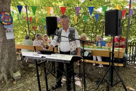 Stehende Person beim Spielen