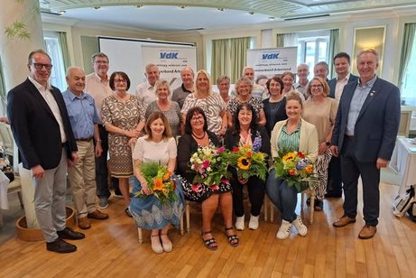 Foto (Miriam Kufner) Die neue Kreisvorstandschaft des VdK Kreisverbandes Arberland mit stellvertr. Landesgesch&auml;ftsf&uuml;hrer Marian Indlekofer
