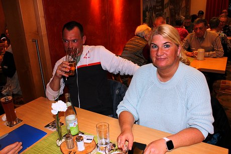 Teilnehmer beim Karpfenessen in Serlbach