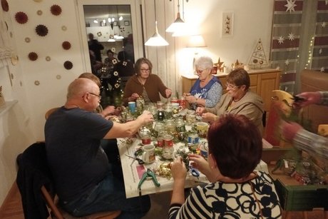 Das Organisationsteam beim basteln der Weihnachtslichter