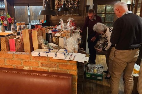 Die Tombola wird vorbereitet Man sieht den Vorstand in der Tombola-Vorbereitung