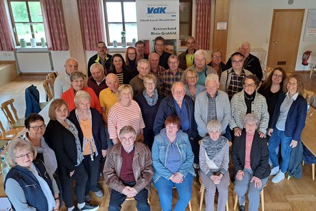 Austausch zwischen kassenverantwortlichen Vorstandsmitgliedern Des VdK Rhön-Grabfeld eine Gruppe von Menschen