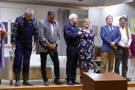 Theatergruppe TSV d‘ Forstenriada Die Theatergruppe nach einer Vorstellung auf der Bühne im Bürgersaal