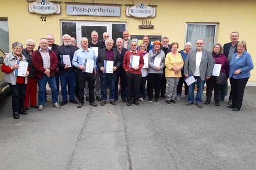 Die Geehrten mit 1. Vorsitzende Marianne Friesl (rechts) sowie Kreisvorsitzender Bert Horn (zweiter von rechts).